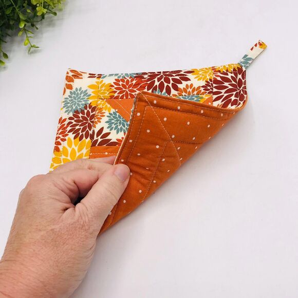 Set of 2, Square Potholder, Pinwheel Design, Fall Dahlias, Baking Gift Set Idea - Picture 2 of 6